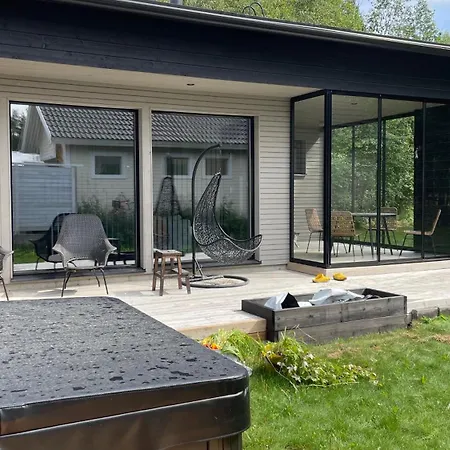 Semesterbostad Modern House Nearby The